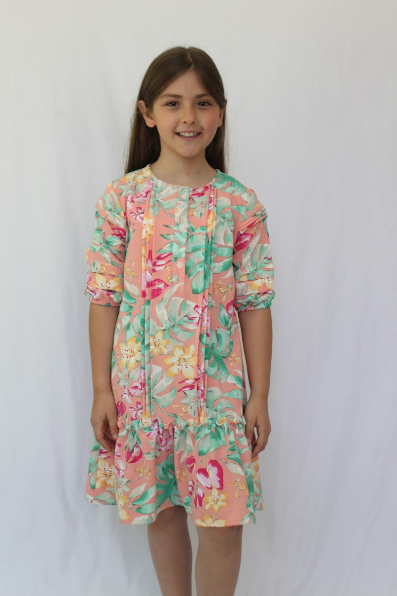 Vestido con mangas 3/4 estampado con flores en color verde y coral para niña. 