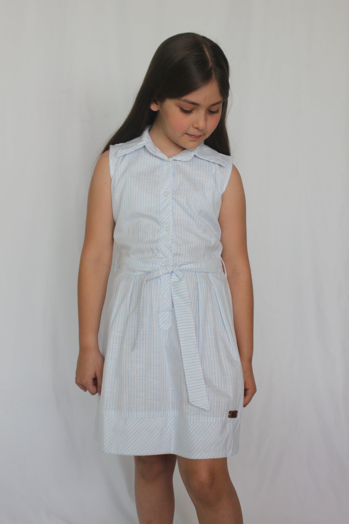 Vestido a la cintura con rayas, en azul y blanco para niñas.