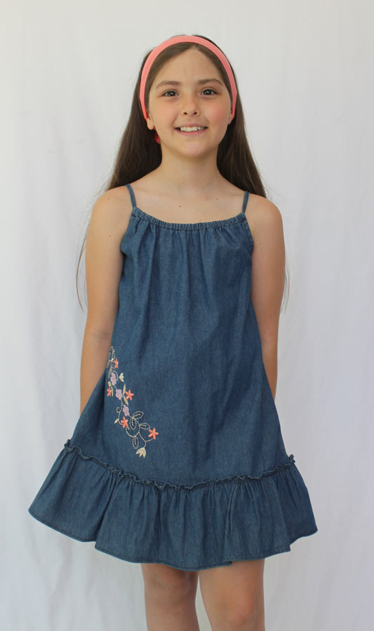 Vestido de mezclilla con flores bordadas para niña. 
