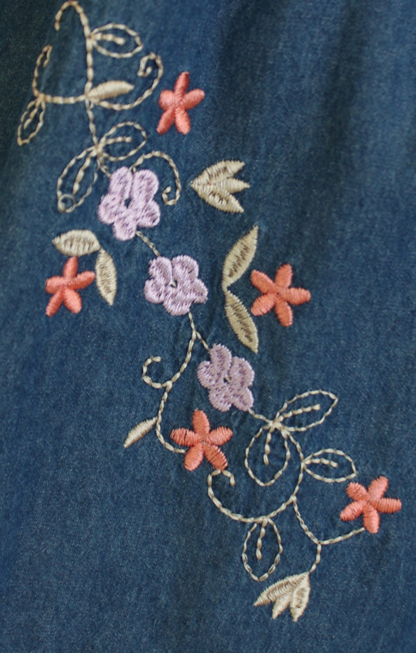 Vestido de mezclilla con flores bordadas para niña.